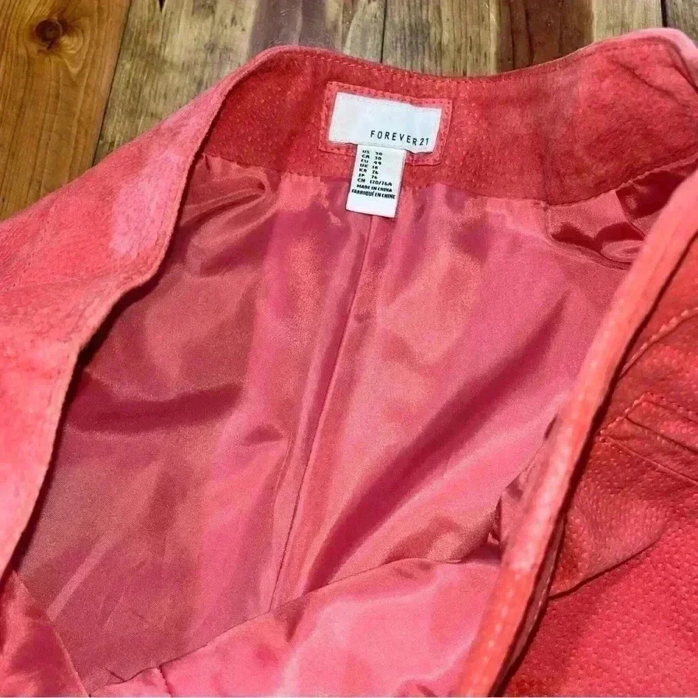 Forever 21 Pink Suede, lined , scalloped hem, side zip, shorts - Picture 4 of 7